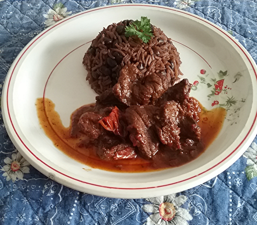 Filets de boeuf en sauce et riz aux haricots noirs à la dominicaine