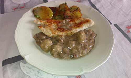 Filets de dinde poêlés à la sauce veloutée de champignons et pommes de terre sarladaises