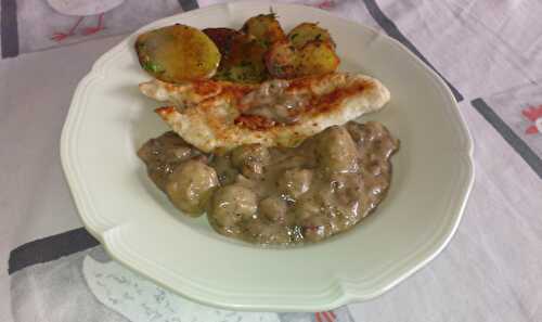 Filets de dinde poêlés à la sauce veloutée de champignons et pommes de terre sarladaises