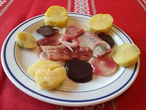 Filets de hareng saur fumé marinés aux oignons et aux betteraves