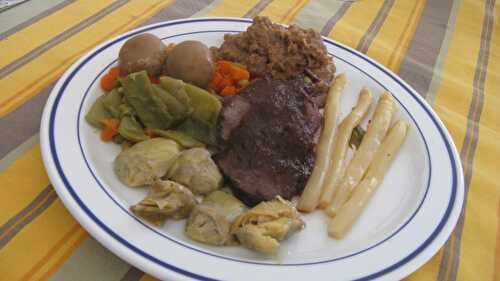 Filets de sanglier rôtis sauce au vin et légumes poêlés