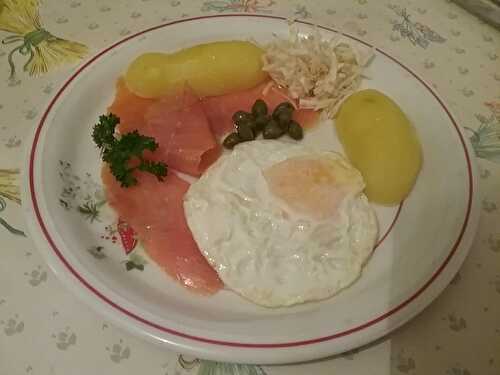 Filets tièdes de truite fumée aux oeufs miroir et pommes de terre