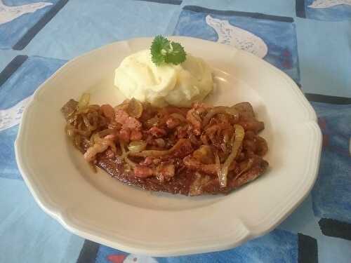 Foie de veau sauté aux oignons et au bacon