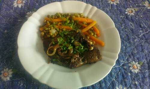 Foie de veau vinaigré aux petits pois et carottes