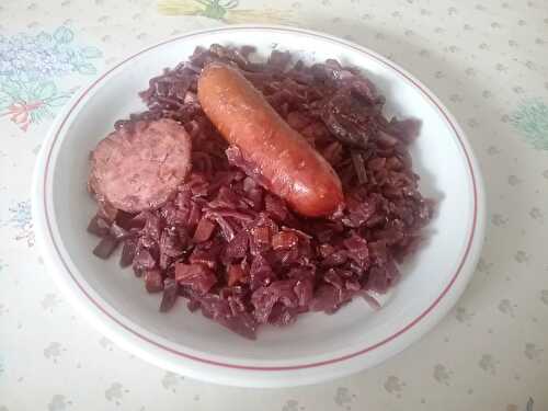 Fricassée de chou rouge aux saucisses et au lard