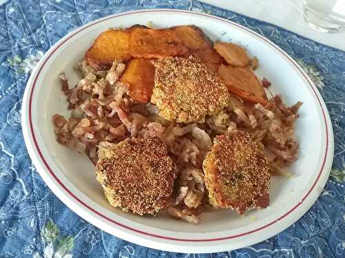 Galettes de dinde et lardons au chou braisé et aux patates douces