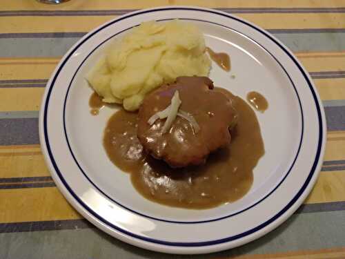 Galettes de viande hachée et sauce brune aux oignons