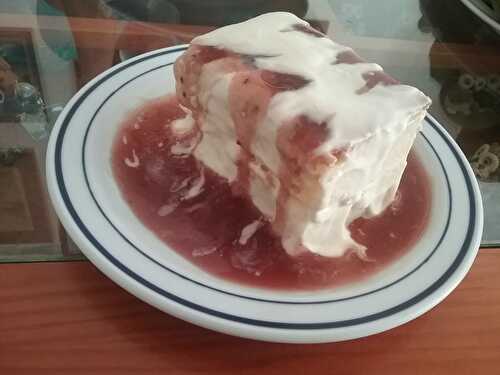 Gâteau moelleux à la mangue et coulis de fraises