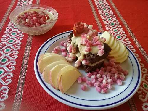 Gâteau moelleux au chocolat et crème glacée caramel aux graines de grenade