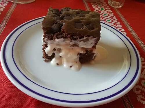 Gâteau moelleux au chocolat fourré aux poires