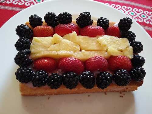 Gâteau moelleux aux fruits rouges et à l’ananas