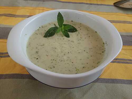 Gazpacho blanc mentholé aux concombres et à la pomme