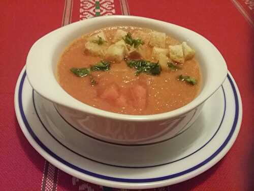 Gazpacho de pastèque aux tomates et basilic