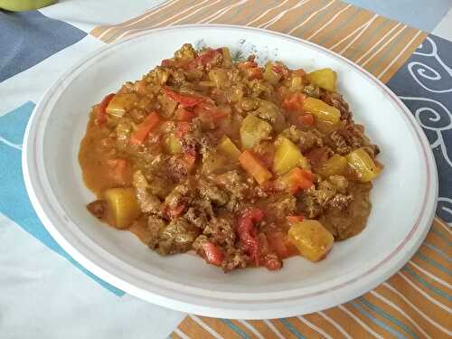 Haché de bœuf et légumes au curry jaune en wok