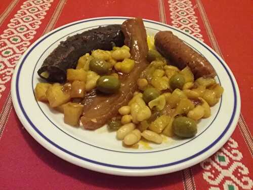 Haricots blancs au boudin noir et saucisses au lard en ragout