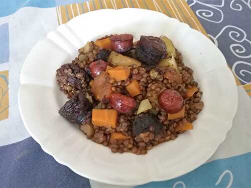 Lentilles aux chorizos et boudins noirs au vin rouge