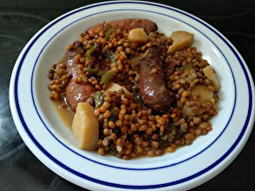 Lentilles et saucisses au chocolat noir à la mexicaine