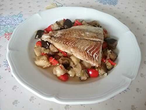 Lieu noir en filets et anchoïade sur salade provençale chaude