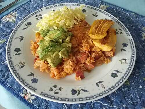 Locrio de jambon aux légumes de Maria aux plantains frites et guacamole