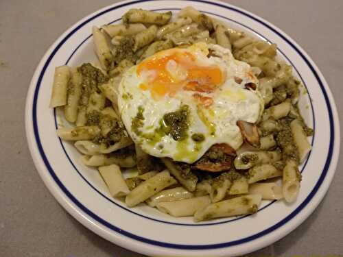 Macaroni au pesto et aux oeufs frits