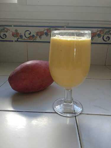 Mango lassi ou milk shake indien à la mangue