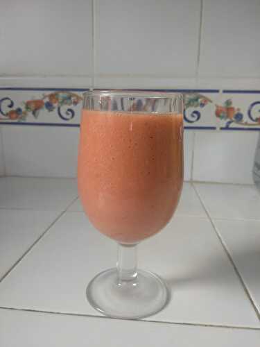 Milkshake de goyaves fraise aux fraises et à la banane
