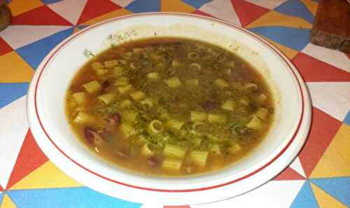 Minestrone de légumes au pesto vert et pâtes comme en Ligurie