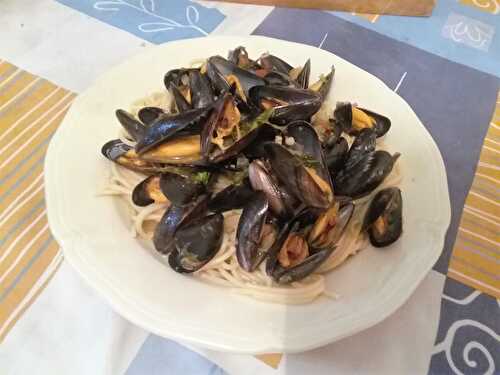 Moules à la coriandre et au fenouil sur lit de pâtes