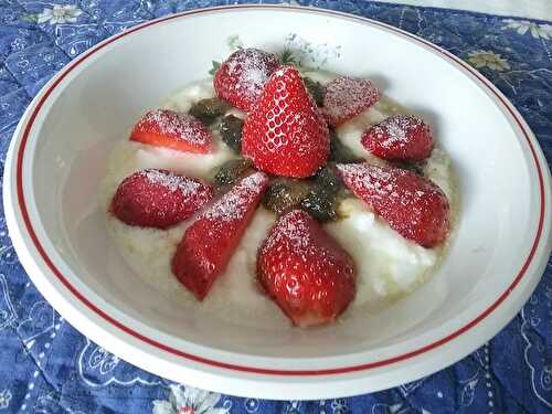 Mousse de faisselle à la confiture de fleurs de pissenlit et aux fraises