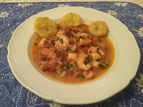 Nage de crevettes épicée et tostones