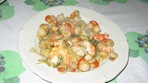 Noix de pétoncles et gambas sur fondue de poireaux au Noilly Prat