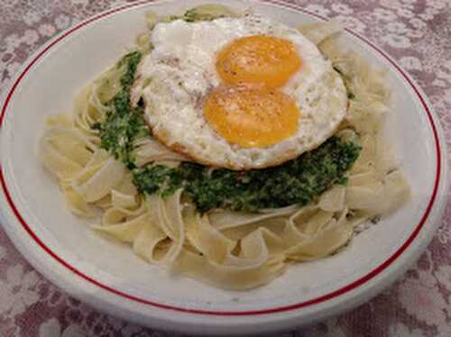 Oeuf sur le plat sur lit de tagliatelle à la persillade