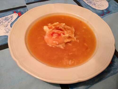 Œufs pochés et soupe à la tomate épicée