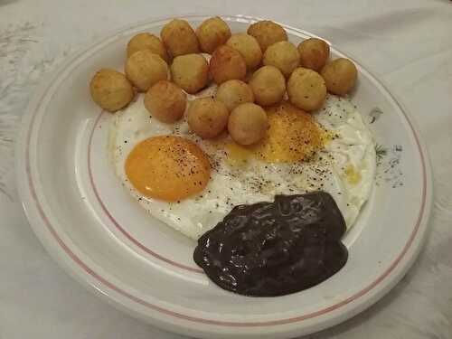 Œufs sur le plat et pommes dauphines à la crème d’ail noir