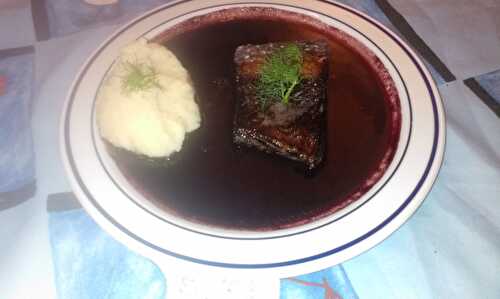 Pavé de saumon en sauce au vin rouge à la cannelle