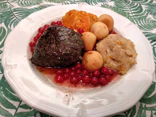 Pavés de biche mariné au vin blanc et sauce aux groseilles