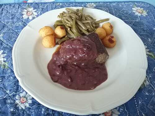 Pavés de boeuf grillés et sauce moutarde au Cahors et aux cranneberges