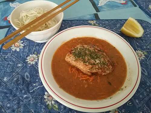 Pavés de saumon aux carottes et bouillon thaï épicé