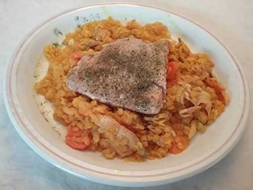 Pavés de saumon et lentilles corail à la truite fumée au lait de coco