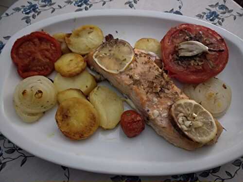 Pavés de saumon et pommes de terre aux tomates au four