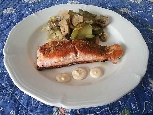 Pavés de saumon poêlés au lard avec courgettes et champignons à la sauce moutarde