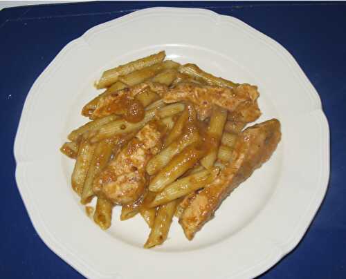 Penne rigate aux blancs de poulet et sauce au vin de Málaga