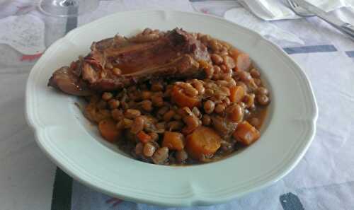 Petit salé de porc demi-sel aux haricots blancs à la tomate