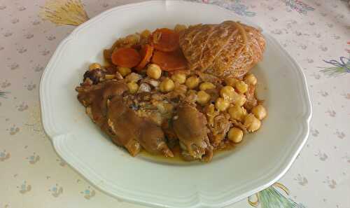 Pieds de porc à l’onubense au chou et aux pois chiches