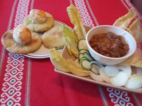 Pita au boeuf haché épicé et les légumes