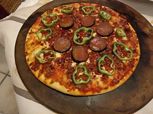 Pizza au jambon serrano et au chorizo et poivron vert