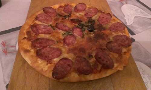 Pizza aux diots de Savoie et aux fromages régionaux