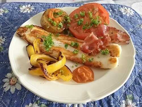 Plancha de hoki à la poitrine fumée et légumes au mojo picón rouge