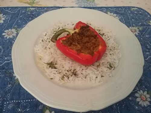 Poivrons rouges farcis à la viande hachée épicée et riz au curry