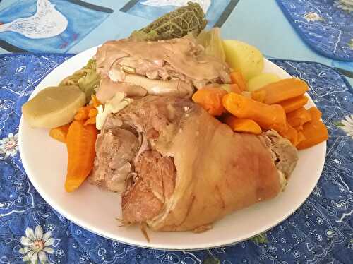 Pot au feu landais aux jarrets et pieds de porc